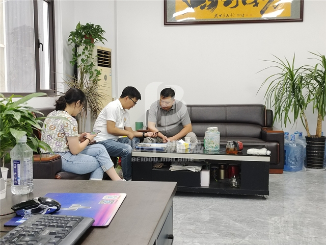 江西客戶(hù)走進(jìn)北斗機(jī)械洽談電池處理設(shè)備