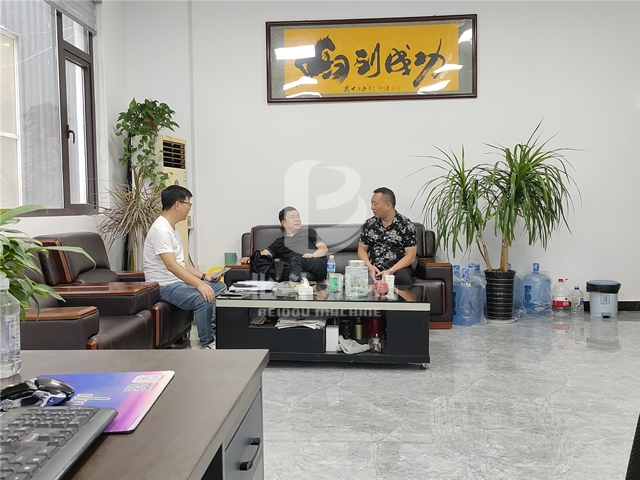 北斗機(jī)械銷(xiāo)售經(jīng)理與客戶(hù)深入交談