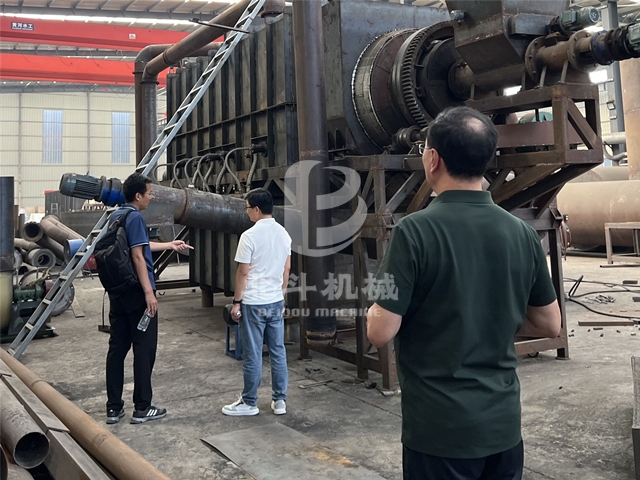 客戶(hù)來(lái)北斗機(jī)械參觀考察垃圾炭化機(jī)